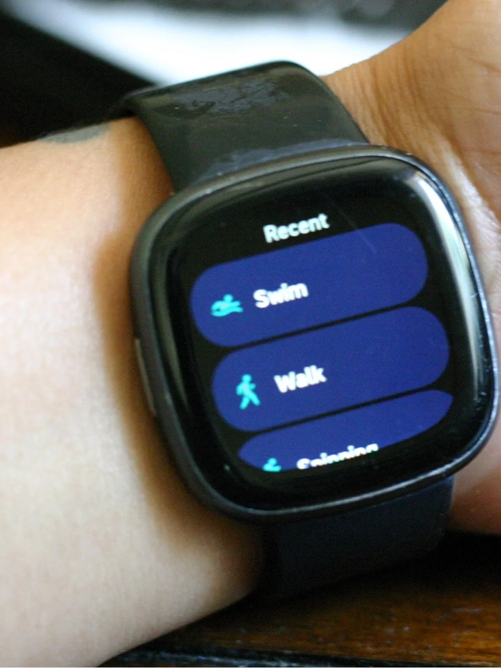 Fitbit Versa 4 - black smartwatch